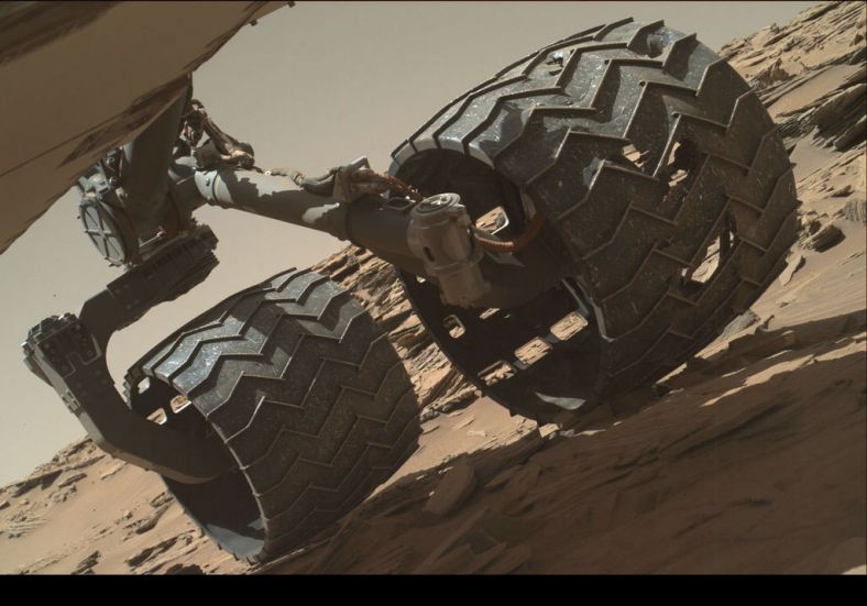 2016年4月，好奇号火星车拍摄的照片显示左中轮上出现的破洞