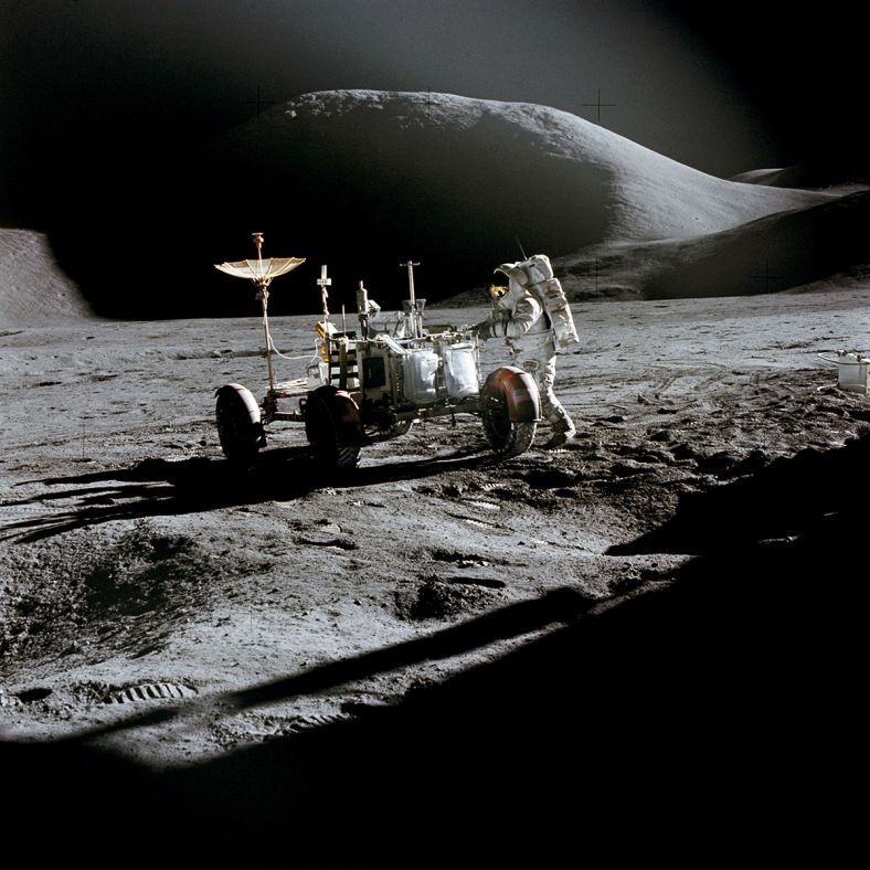 在阿波罗15号任务中使用的第一辆月球车