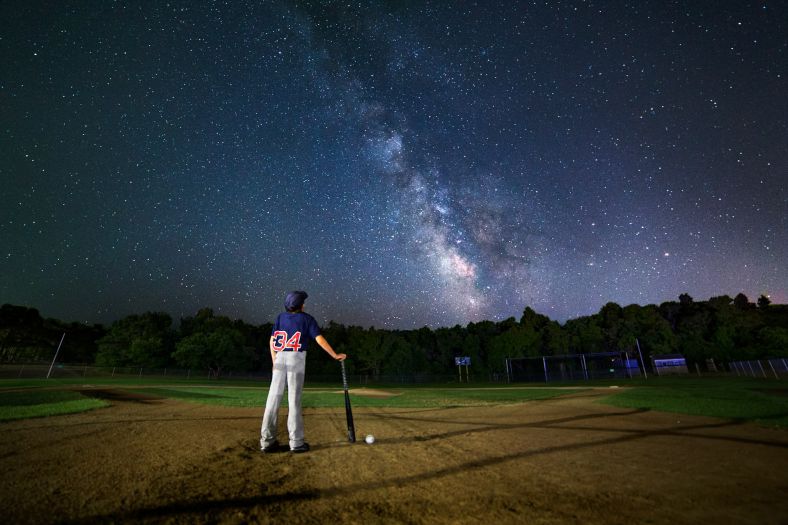 美国马萨诸塞州一个棒球场上空的夏季银河。摄影师将照片取名为“梦之球场”，希望传达“保持孩子的梦想是父母责任”的理念。