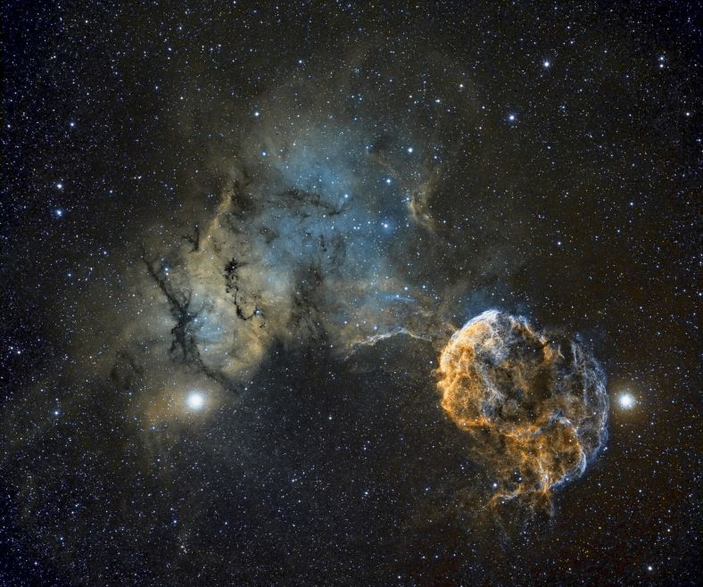 这是一幅窄带滤镜拍摄的照片，图片右侧是明亮的超新星遗迹Sh2-249，因形似水母，因此也被称为水母星云。 