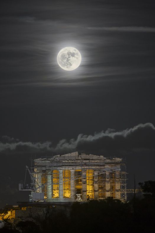 还记得去年出现过的超级月亮吗？那可是号称本世纪最大的月亮。在这张照片中，超级月亮正好悬于雅典卫城的帕特农神庙上方。 