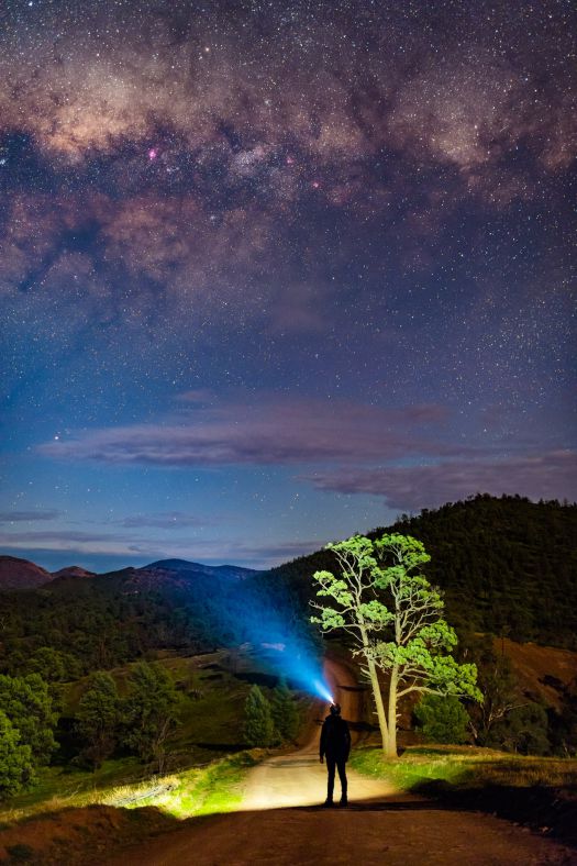 银河穿过澳大利亚南部通往黑色峡谷的道路上空。这一地区光污染水平极低，即使有月光，银河依然清晰可见。