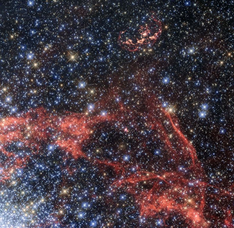 在上面这张哈勃太空望远镜拍摄的图片中，显示了一处超新星遗迹，编号SNR 0509-68.7，也被称为N103B。它距离地球16万光年，位于大麦哲伦云内，被认为是Ia型超新星爆发所形成的。这类超新星的成因至今仍是个谜，其中一个可能的答案就隐藏在幸存的恒星中。而现在，天文学家已经确定了一个可能的候选目标。   需要注意的是，超新星遗迹的外观通常是不规则的。在哈勃的照片中，中间上方的才是N103B遗迹；而占据画面下半部分的云气以及左下角密集的恒星，都是星团NGC1850的外围部分。  本张照片由哈勃太空望远镜广角相机3号于2014年6月拍摄的可见光和近红外光照片合成。(dogstar) 