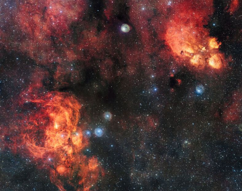 NGC 6334和NGC 6357是两个发光的星云，长期以来一直被天文学家研究观测。由于外形独特，它们有两个特别的名字：猫爪星云和龙虾星云。上面的图片是欧洲南方天文台VLT望远镜拍摄的这两个星云的最新巨幅照片，达到20亿像素，是欧洲南方天文台发布的最大照片之一。