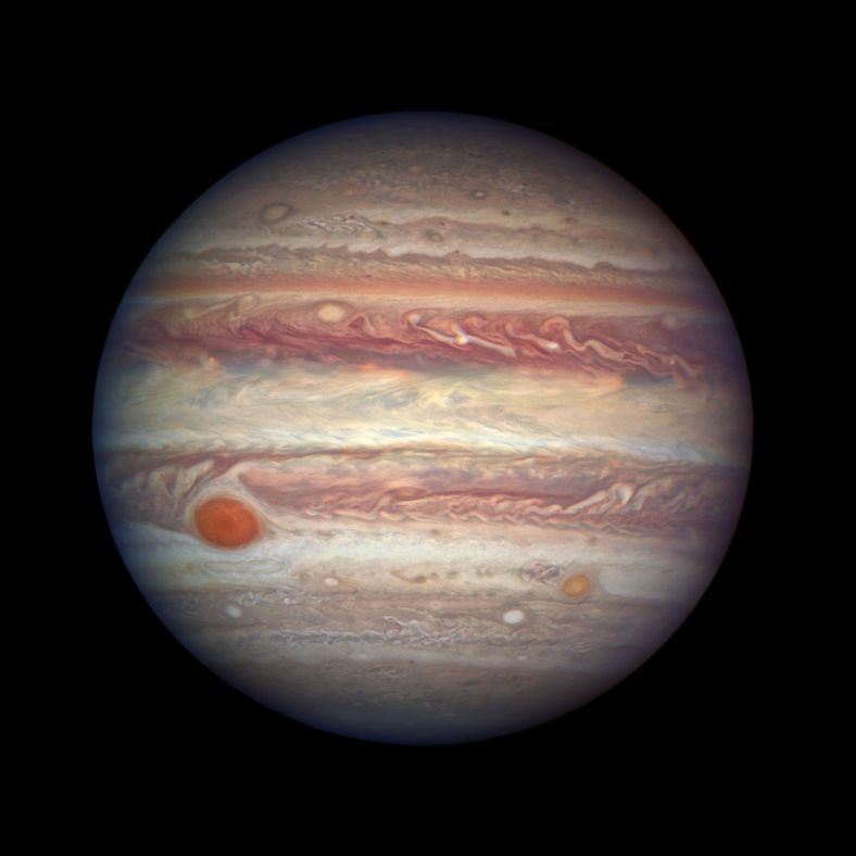 4月3日，在木星抵达今年最接近地球位置的时候，美国宇航局(NASA)的哈勃太空望远镜瞄向了6.68亿公里外，太阳系内最大的行星木星。在拍摄到的照片中，木星表面色彩斑斓的大气，最为著名的大红斑以及小红斑都清晰可见，蔚为壮观。 (dogstar)