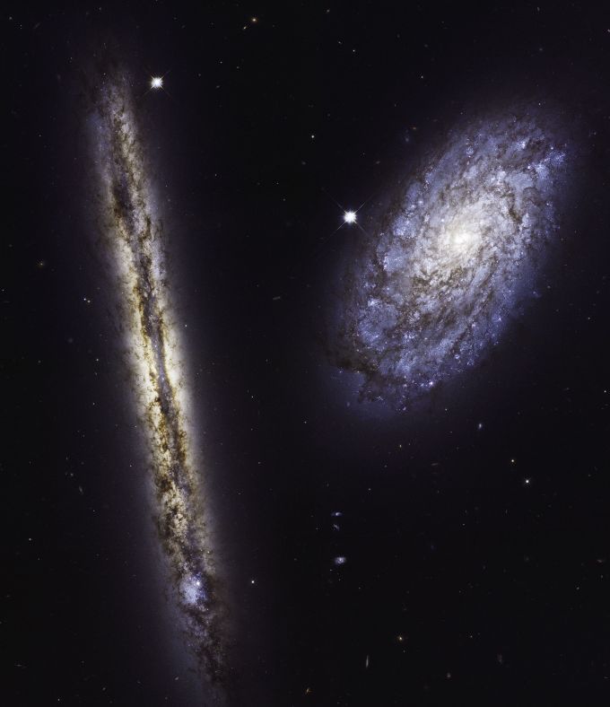 4月24日，美国宇航局的哈勃太空望远镜迎来了升空27周年纪念日，天文学家们为此利用这台传奇望远镜拍摄了一对壮观螺旋星系的照片。照片左边的是一个侧向星系NGC 4302，直径大约8.7万光年，大小约为银河系的60%，质量大致相当1100亿个太阳，约为银河系的10%。右边则是一个稍稍倾斜的星系NGC 4298，直径4.5万光年，大小约为银河系的1/3，质量与170亿个太阳相当，不到银河系的2%。 从地球上看起来，NGC 4302星系平面倾角为90°，即侧面边缘正对地球，而NGC 4298倾角为70°。由于倾斜的角度不同，它们的外观看起来很不一样，但实际上内部结构非常相似。 通过这张照片，为我们提供了从外部遥望银河系的视角。