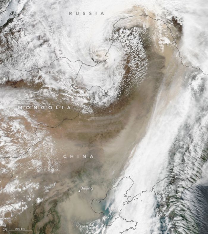 5月4日，Suomi NPP卫星上的可见红外成像辐射计(VIIRS)拍下了中国东北大部的图像，天空中浮尘密布。值得注意的是，图片上方的一个气旋已经将卷入的沙尘带到云层上方。 
