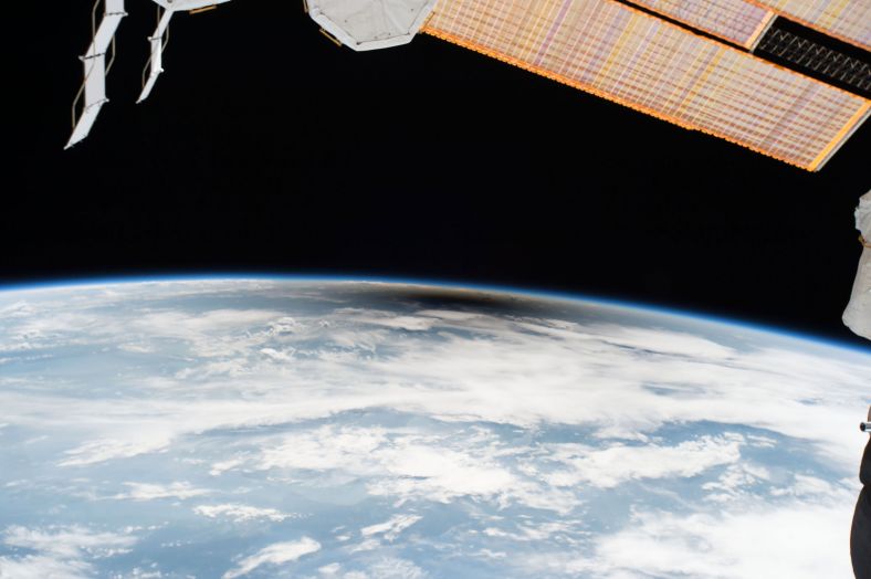 8月21日美国日全食期间，国际空间站的宇航员从太空拍摄的月球阴影。当天国际空间3次穿越日食带。
