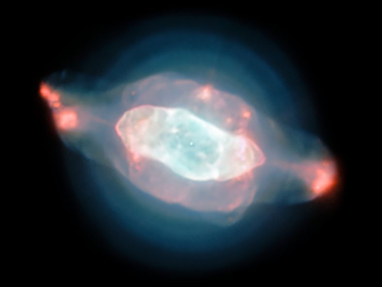 土星状星云NGC7009是一个壮观的行星状星云，看起来就像一个嵌套多层、形状奇特的气泡、发出粉色和蓝色的光芒。作为首次绘制行星状星云内部尘埃分布图的研究项目一部分，欧洲南方天文台的甚大望远镜依靠所配备的MUSE设备拍摄了上面的这幅照片。这幅分布图揭示了行星状星云内部尘埃的复杂结构，气壳、物质晕以及奇特的冲击波特征都一览无遗，将帮助天文学家了解行星状星云奇特的对称结构的形成机制。（dogstar）