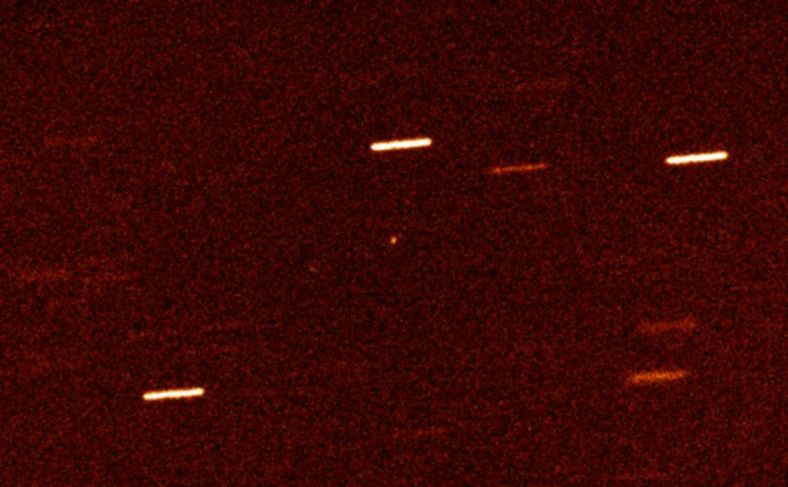 10月28日，加那利群岛的赫歇尔望远镜进行了5分钟长曝光，图片中心处的光点就是 Oumuamua 。背景暗星之所以会曳出条状光痕，则是因为这部4.2米口径的望远镜，在追踪快速移动的 Oumuamua 。