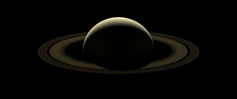 9月13日，卡西尼号在坠向土星前2天拍摄了一系列照片，经过合成拼接得到了上面这张诀别照片，这是卡西尼号最后一次看到完整的土星及土星环。