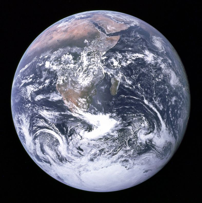 1972年12月7日，阿波罗17号宇航员在2.9万公里外拍摄的经典之作，也被称为“蓝色弹珠”，是人类历史上最为知名的照片之一。还原了阿波罗17号宇航员飞往月球途中所看到的地球景象，涵盖了从地中海到南极洲冰盖的区域。尽管南半球大部分被云层笼罩，但这是首次在阿波罗轨道上拍摄到南极冰盖。由于阿波罗17号是人类历史上最后一次载人登月任务，所以至今也没有其他人能够在更高更远的地方拍摄到类似照片。