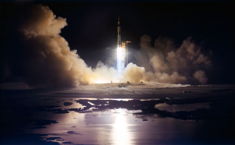 美国东部时间1972年12月7日凌晨00:33，阿波罗17号飞船载着3名宇航员，发射升空奔赴月球。