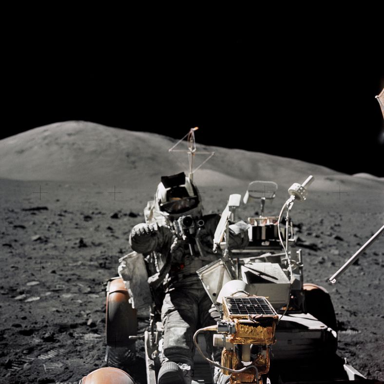 哈里森·施密特正在月面驾驶月球车 