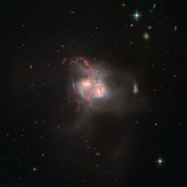 NGC 5256是一对处于合并末期阶段的星系。哈勃望远镜曾在升空18周年纪念日发布过59幅相撞星系的图集，其中就包括NGC 5256。不过新数据使得星系内部和周围环绕的气体尘埃更为突出。
