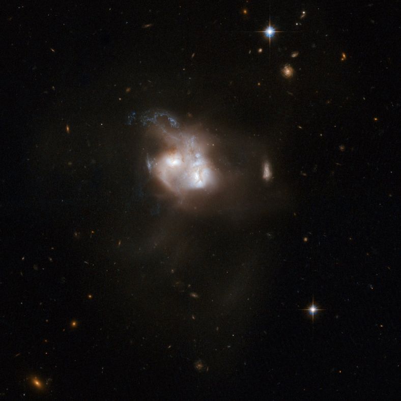 曾于2008年4月公布的NGC 5256照片，同样由哈勃太空望远镜拍摄