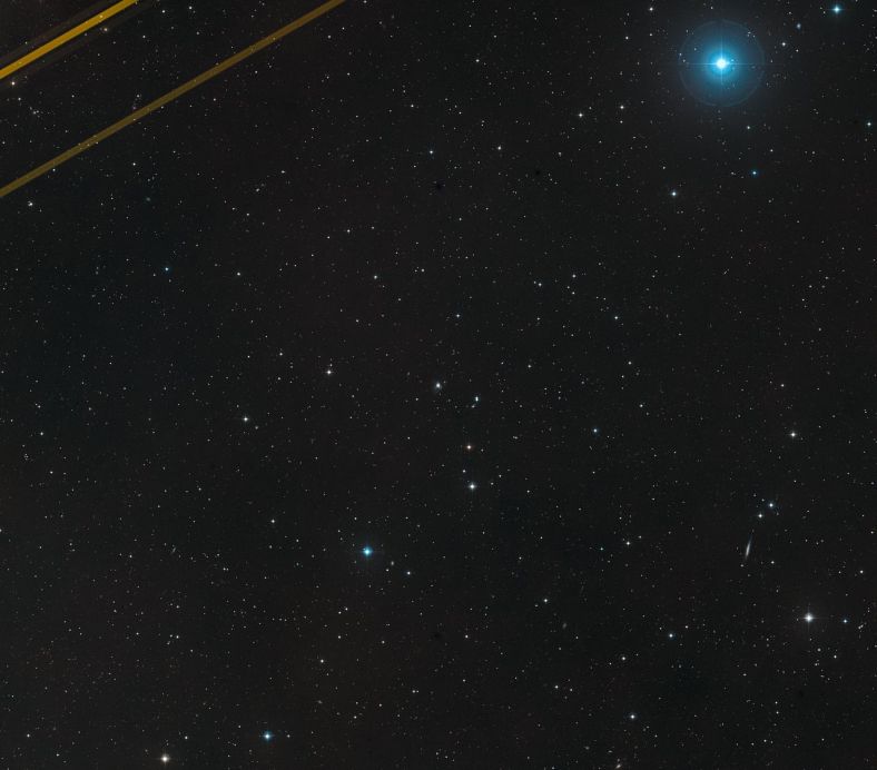 NGC 5256所在天区的长时间曝光照片，左上是飞机的轨迹
