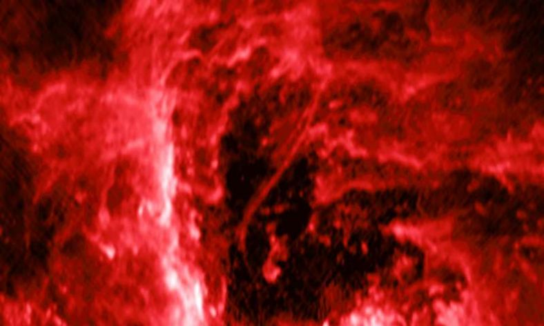 卡尔G.扬斯基甚大阵的射电图像呈现出银河系中心的样子。图片中央区域附近可以看到一条神秘的弯曲条纹，图片底部附近明亮的部分则是超大质量黑洞射手座A *。