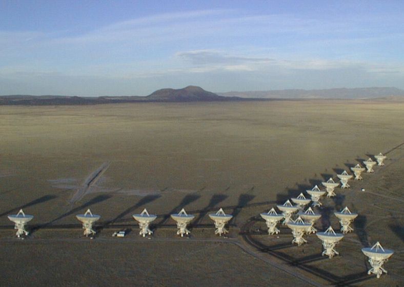 甚大阵由27台25米口径的射电望远镜组成，是世界最大的综合孔径射电望远镜 