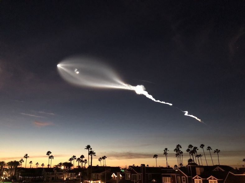 当地时间周五晚，SpaceX公司一枚携带有10颗第二代铱星卫星的猎鹰九火箭，从美国加州南部的范登堡空军基升空，在它进入太空期间留下了一个壮观的尾迹。由于发射时间正值太阳落山，火箭在空中形成了一个不断翻滚的明亮尾迹，整个南加州都有大范围的目击，甚至在更远的凤凰城都有人看到。