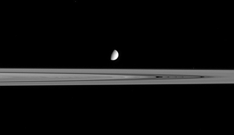 “悬浮”于土星环之上的土卫二，照片由卡西尼号飞船拍摄