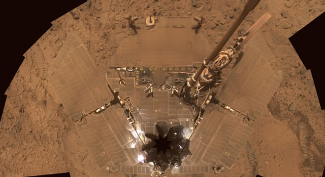 2007年10月，照片显示勇气号的背面及太阳能板几乎都被沙尘覆盖