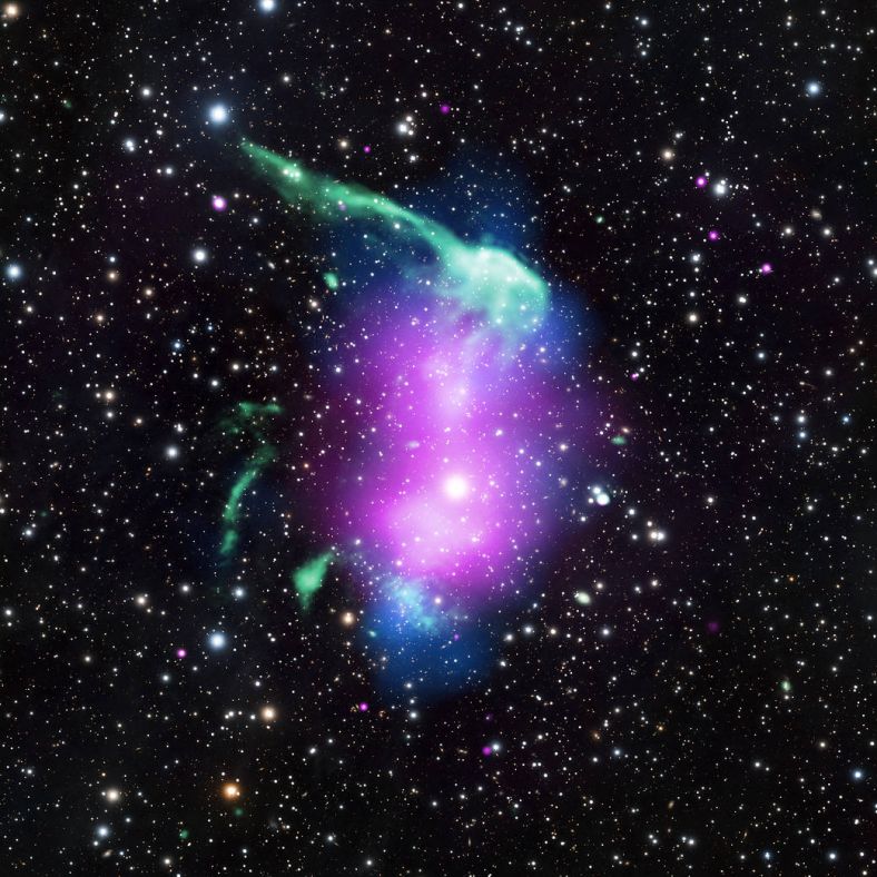 美国宇航局2016年公布的牙刷星系团合成图像，绿色部分为射电源，紫色部分由钱德拉X射线望远镜捕获。