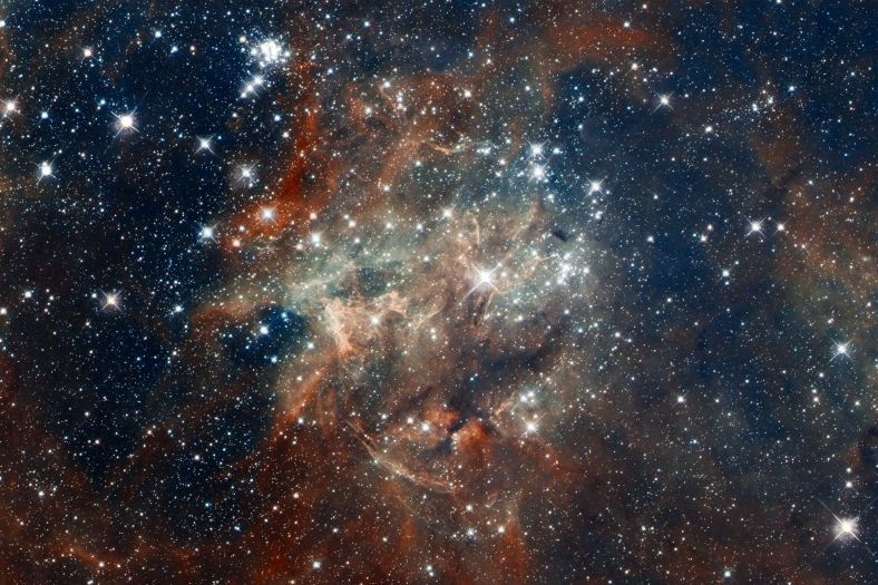 哈勃太空望远镜拍摄的剑鱼座30星云