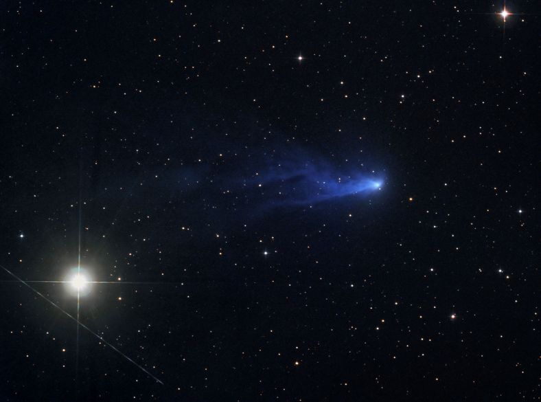 1月6日，天文爱好者迈克尔·杰格拍摄的C/2016 R2彗星，显现出神秘的蓝色。