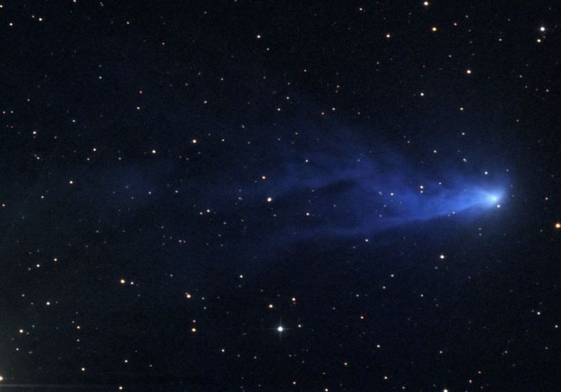 C/2016 R2彗星局部放大，可以看到它紊乱的尾迹