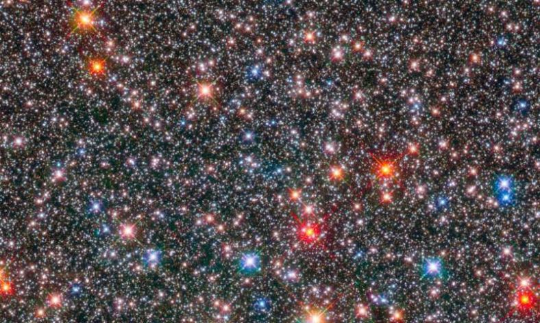哈勃太空望远镜的照片显示了银河系核球内的恒星，如同璀璨的珠宝  