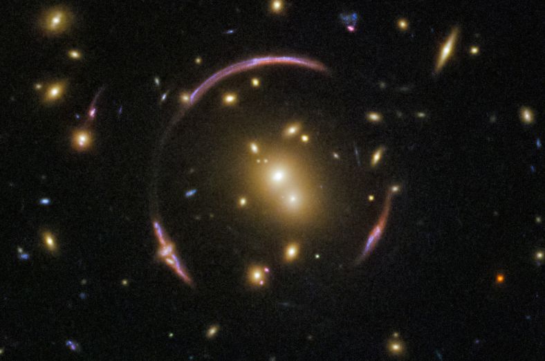 SDSS J0146-0929 周围的爱因斯坦环局部放大