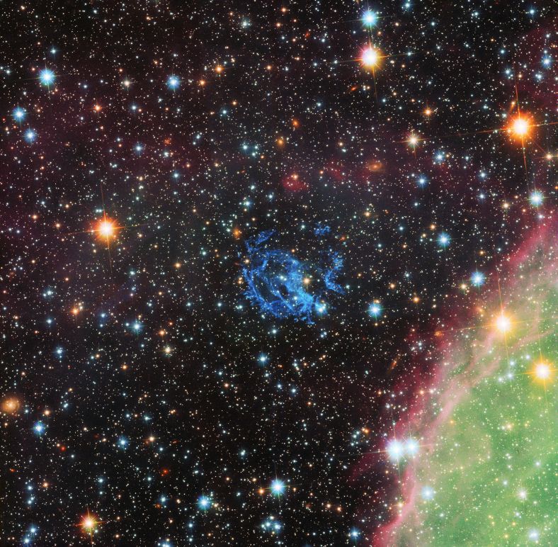 哈勃望远镜拍摄的照片，中间蓝色部分显示1E 0102.2-7219超新星的气体遗迹