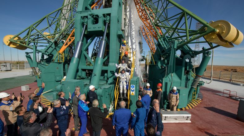 俄罗斯航天员阿列克谢·奥夫奇宁与美国宇航员尼克·黑格登上发射塔架