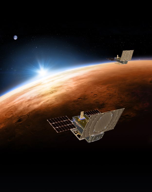 火星立方体一号(Mars Cube One)是两个公文包大小的微型航天器，属于一种立方星。它们被分别命名为“伊娃”和“瓦力”，一直紧随洞察号身后前往火星。在洞察号着陆期间，这两个小家伙作为中继卫星为洞察号传递信号回地球；在洞察号着陆后，它们将掠过火星进入不同的轨道。作为一项开创性的实验性技术，它们也许将成为未来探测器着陆火星过程中向地球发回信号的新途径。图为“伊娃”和“瓦力”飞掠火星的想象图。(dogstar)