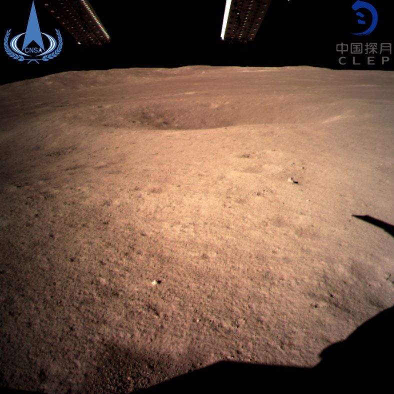 此图片为嫦娥四号着陆器监视相机C拍摄的着陆点南侧月球背面图像，巡视器将朝此方向驶向月球表面。