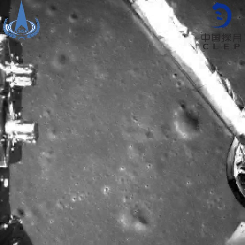 此图片为嫦娥四号探测器动力下降过程降落相机拍摄的图像。