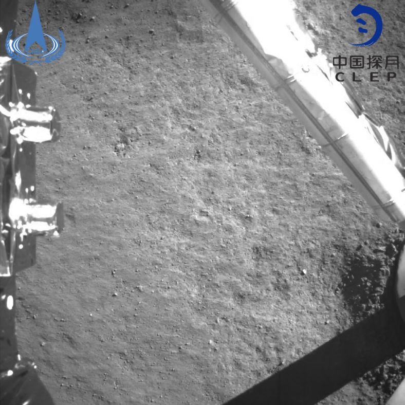 此图片为嫦娥四号探测器月球背面软着陆后降落相机拍摄的图像。