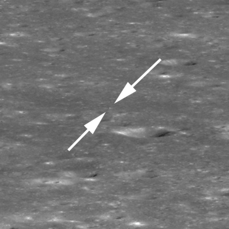 着陆点周围区域的局部图像，较原始图片相比放大了2倍，箭头间的亮点正是嫦娥四号。作为尺寸对照，右下方的环形山直径约440米。