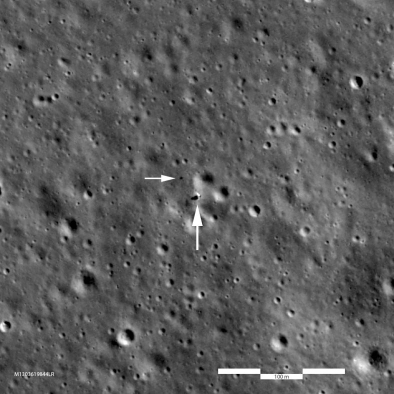 2月1日，LRO探测器拍摄的嫦娥四号(大箭头所指)和玉兔二号(小箭头所指)。这张照片覆盖了850米长宽的区域。