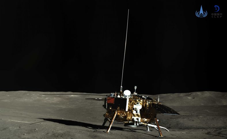 第二月昼期间，玉兔二号巡视器拍摄的嫦娥四号着陆器