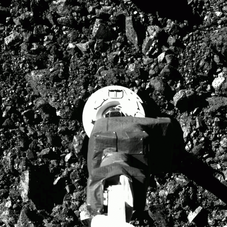 冥王号拍摄的照片显示，它的机械臂成功触摸到贝努小行星