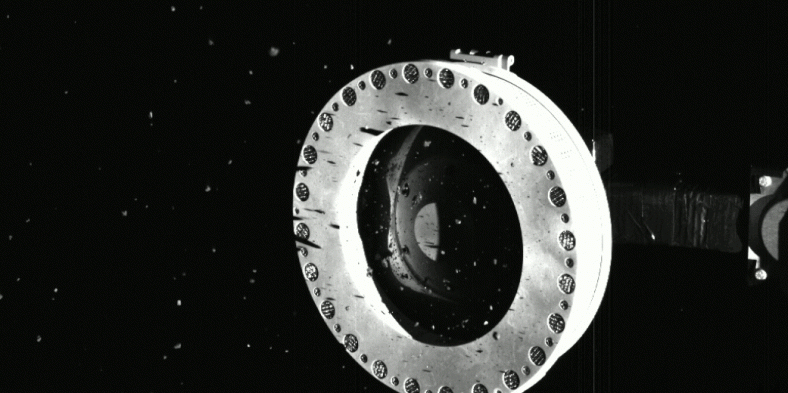 上周二，也就是10月21日，冥王号机械臂末端的采样盘与小行星贝努，进行了6秒短暂的接触，实施了美国首次小行星采样。目前，所有的迹象表明，冥王号捕获到了足够多的样品。  劳雷塔透露，探测器的采样盘在采样时深入到贝努表面以下48厘米处，后来的照片显示采样盘塞满了样品，至少有几百克。  不过，这些照片也显示，有少量样品颗粒正从采样盘外泄。原来，采样盘因为一些小石头被卡住没有完全关闭，导致了样品泄漏。而当冥王号将采样盘挪近拍照时，泄漏更加严重。