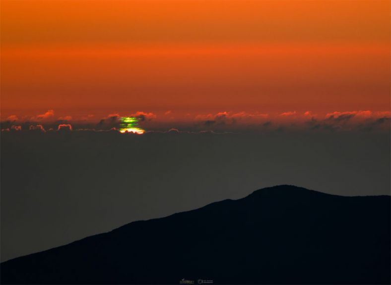 2022年4月，从位于智利的高海拔托洛洛山美洲天文台拍摄到的一次绿闪现象
