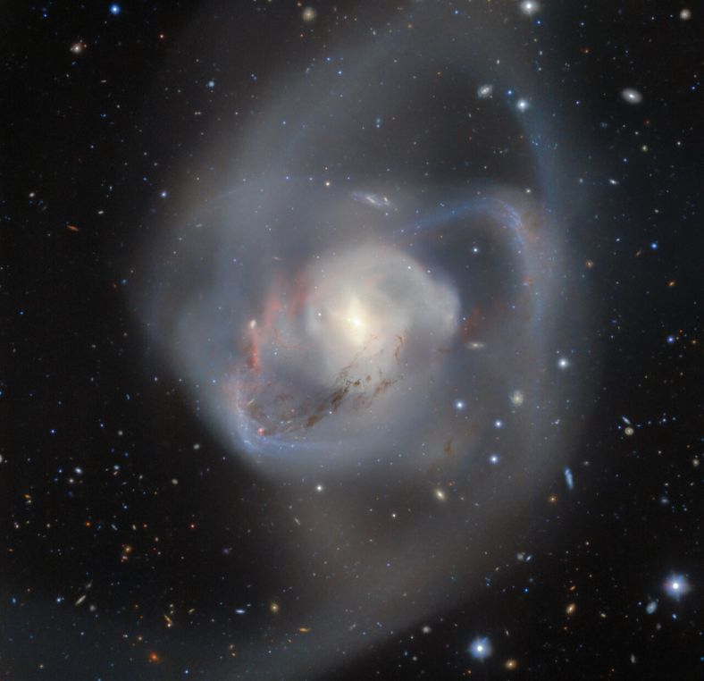 双子座南望远镜拍摄的 NGC 7727星系，其中隐藏着一对黑洞