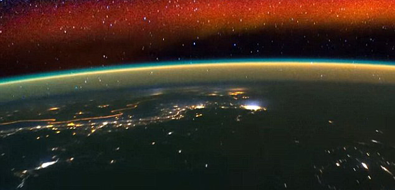 延时视频：从国际空间站看地球外圈的黄绿色气辉