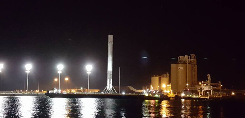 SpaceX回收的15层楼高火箭站着回到了母港