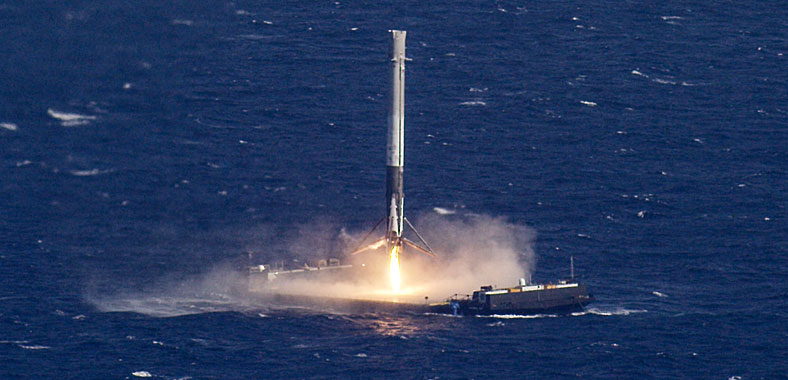 视频：历史性时刻！SpaceX首次实现海上火箭回收