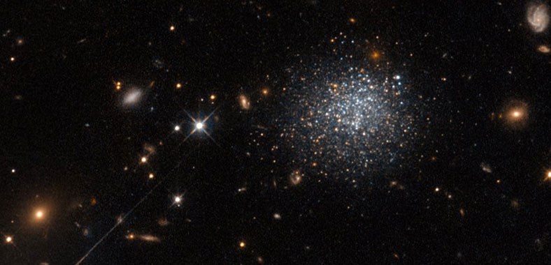 天文图吧：14亿光年外不幸的矮星系