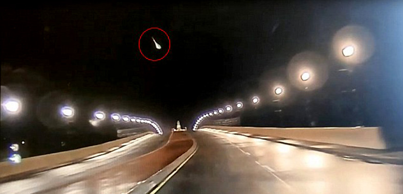 视频：巨大火流星划破美国夜空 目击者称听到爆炸声